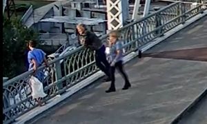 Μπον Τζόβι: Έσωσε γυναίκα που απειλούσε να αυτοκτονήσει πηδώντας από γέφυρα - Συγκλονιστικό βίντεο