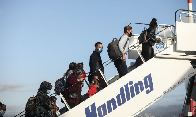 Στο «Ελευθέριος Βενιζέλος» οι πρώτοι έλεγχοι για τους μετανάστες