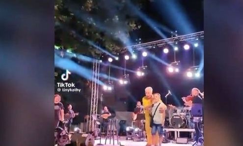 Λάρισα: Μικρό αγοράκι έγινε viral κλέβοντας την παράσταση σε συναυλία της Μελίνας Κανά