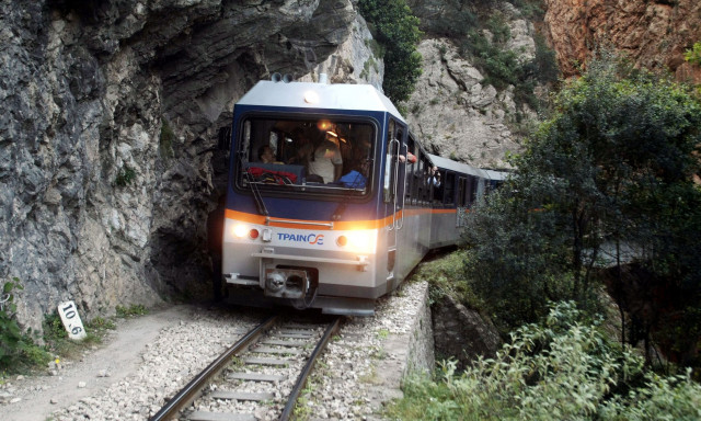 Τρένα: Ακινητοποιήθηκε αμαξοστοιχία με 80 επιβάτες στο Διακοπτό γιατί έπεσε δέντρο