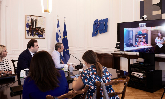 Ο Κυριάκος Μητσοτάκης συνομίλησε με μαθητές στη Γαύδο - Το σχολείο άρχισε ξανά να λειτουργεί