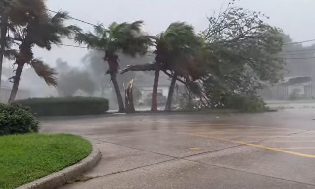 Λουιζιάνα: «Κόβουν» την ανάσα τα πλάνα από τον καταστροφικό τυφώνα που σάρωσε τα πάντα