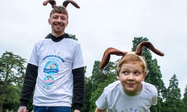 Bρετανία: Αγόρι που είχε 1% πιθανότητες επιβίωσης βοηθάει το νοσοκομείο που του έσωσε τη ζωή