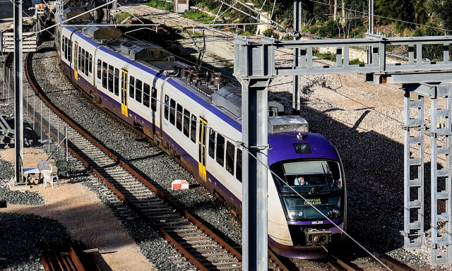 Πώς αποφεύχθηκε μια τραγωδία στον Προαστιακό - Τι απαντούν οδηγοί