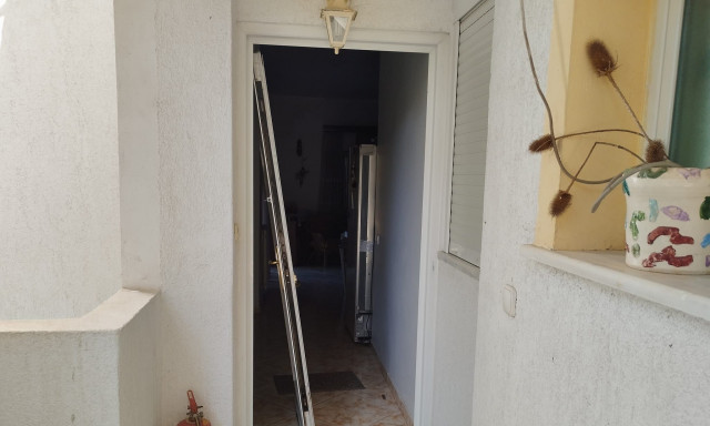 Τρόμος στον Διόνυσο: Ληστές εισέβαλλαν σε πολυκατοικία - «Ξήλωσαν ακόμα και την πόρτα»