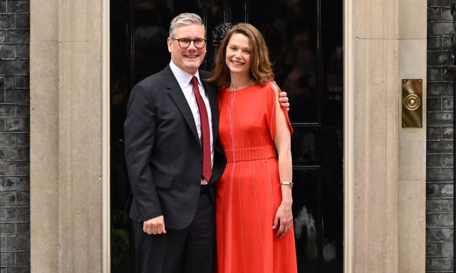 Βρετανία: Ο Στάρμερ δεν δήλωσε ότι δωρητής των Εργατικών αγόρασε ακριβά ρούχα για τη σύζυγό του