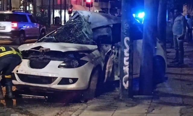 «Σμπαράλια» αυτοκίνητο στο Χαλάνδρι - Έχασε τον έλεγχο και «καρφώθηκε» πάνω σε κολώνα