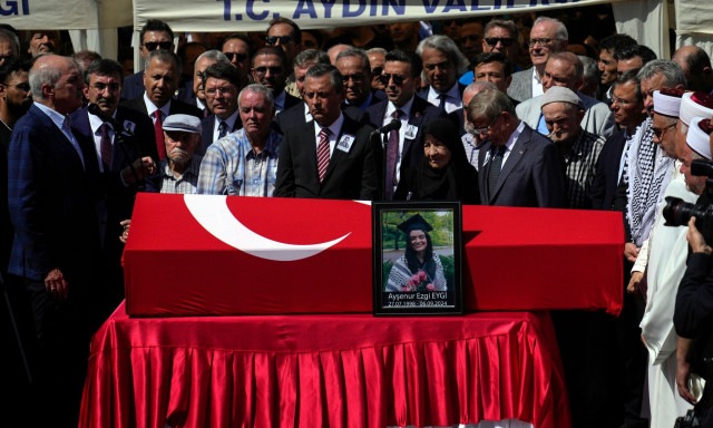 Τουρκία: Πλήθος κόσμου στην κηδεία της ακτιβίστριας που σκοτώθηκε στη Δυτική Όχθη