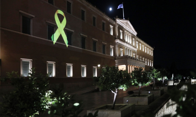 Φωταγώγηση της Βουλής με το σύμβολο της μάχης κατά του καρκίνου σε παιδιά και εφήβους