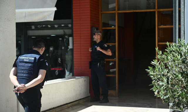 Η αδερφή του ομολόγησε πως σκότωσε τον 46χρονο στη Νέα Σμύρνη: «Μου ζήτησε νερό, τσακωθήκαμε»