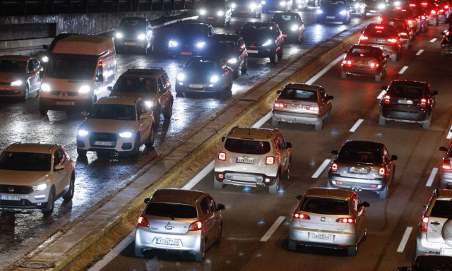 Κίνηση τώρα: Προβλήματα στην Εθνική Οδό - Μεγάλες καθυστερήσεις στον Κηφισό και την Αττική Οδό