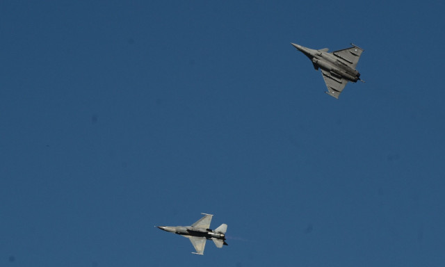 Athens Flying Week: Η αερομαχία Rafale vs F-16 έκλεψε την παράσταση στην πρώτη ημέρα