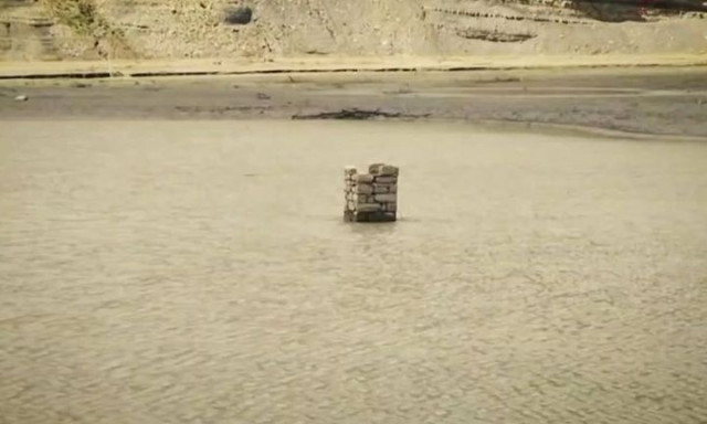 Τζουμέρκα: Η ανομβρία έφερε στο φως τον βυθισμένο οικισμό Φάγκο στην τεχνητή λίμνη Πουρναρίου