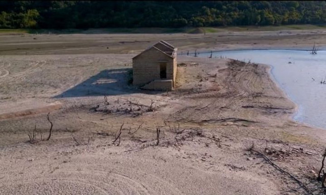 Τζουμέρκα: Έπεσε 10 μέτρα η στάθμη του νερού στο φράγμα του Πουρναρίου