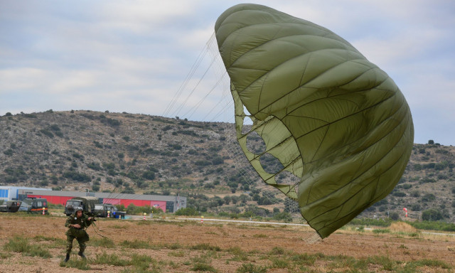 Πώς εκπαιδεύονται οι Έλληνες αλεξιπτωτιστές - Εντυπωσιακές εικόνες