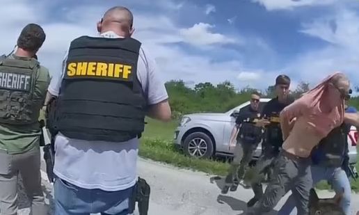 Βίντεο ντοκουμέντο: Η στιγμή της σύλληψης του επίδοξου δολοφόνου του Τραμπ - Έστησε καρτέρι 12 ωρών