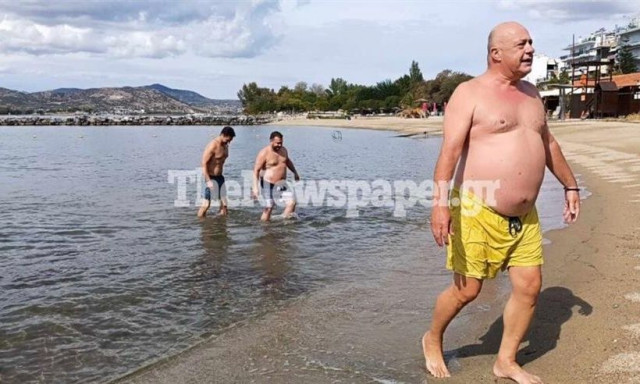 Ο Αχιλλέας Μπέος έκανε μπάνιο στα νερά του Παγασητικού: «Μη φοβάστε, είναι πεντακάθαρα»