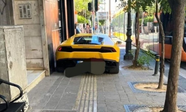 Εξωφρενικό παρκάρισμα στον Πειραιά: Lamborghini πάνω σε πεζοδρόμιο και οδηγό τυφλών