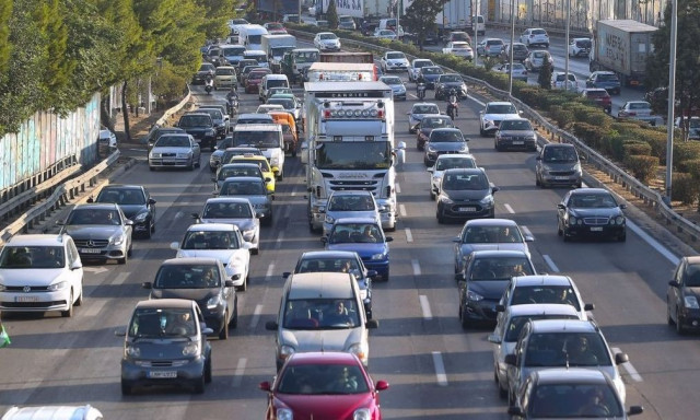 Κίνηση: Κυκλοφοριακό «κομφούζιο» σε Ποσειδώνος, Κηφισίας - Απέραντο «πάρκινγκ» ο Κηφισός