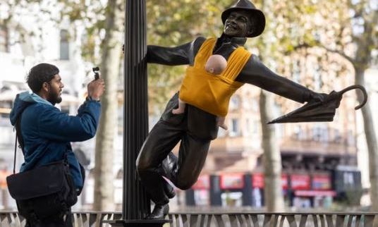Λονδίνο: Μπαμπάδες έβαλαν μωρά-κούκλες σε αγάλματα ανδρών - Διεκδικούν καλύτερες άδειες πατρότητας