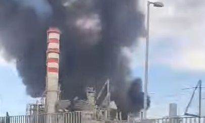 Φωτιά στη Motor Oil: Κλειστή η παλαιά Εθνική Οδός Αθηνών - Κορίνθου