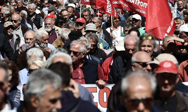 Συντάξεις: «Κληρώνει» για τους χαμηλοσυνταξιούχους το «δώρο» Χριστουγέννων - Το ραντεβού Μητσοτάκη