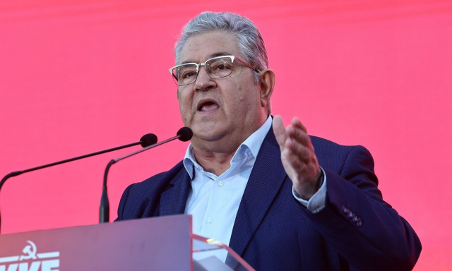 Σείστηκε η πίστα: Το λεβέντικο ζεϊμπέκικο του Δημήτρη Κουτσούμπα στο φεστιβάλ της ΚΝΕ