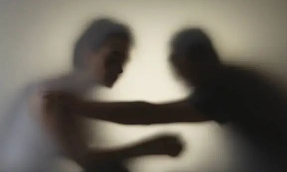 Απίστευτο σκηνικό στον Βόλο: Χτύπησε τη μητέρα του στο κεφάλι για να του γράψει το σπίτι