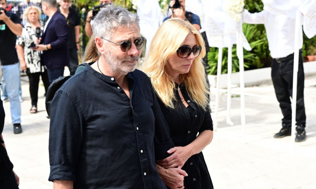 Ντίνος Καρύδης: Το στεφάνι με το συγκινητικό μήνυμα της κόρης του, Σμαράγδας, στην κηδεία του