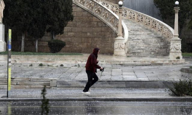 Πάρτε ομπρέλα: Ξεκίνησε η βροχή στην Αττική - Πού αλλού βρέχει