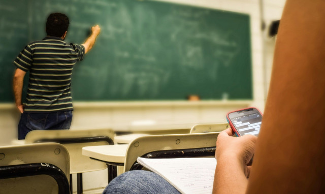 Ρωσία: Καθηγητής βλέπει ακατάλληλο βίντεο την ώρα του μαθήματος - Το λάθος που τον «πρόδωσε»