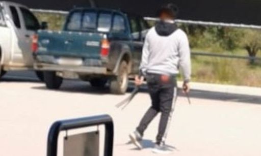 Κηφισιά: Ρομά κλέβουν υαλοκαθαριστήρες από τα αυτοκίνητα ενώ είναι μέσα οι οδηγοί