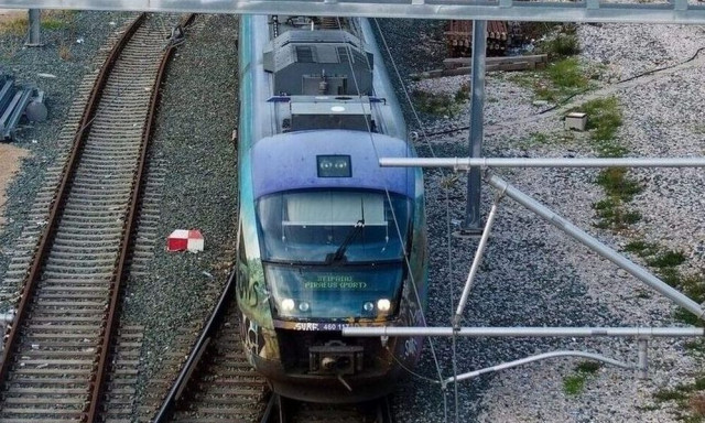 Διακοπή κυκλοφορίας των τρένων μεταξύ Οινόης-Θήβας - Φωτιά κοντά στη γραμμή