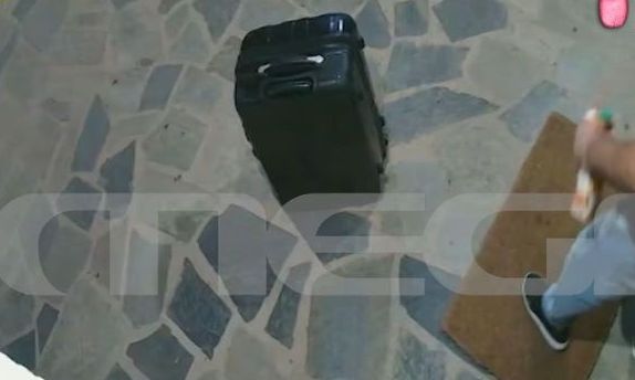 Διαρρήκτες φεύγουν με τα κλοπιμαία χαλαροί σαν να μην συμβαίνει τίποτα