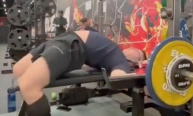Μπάρα 104 κιλών έπεσε σε ασκούμενο - Η απελπισμένη προσπάθεια να σωθεί (vid)