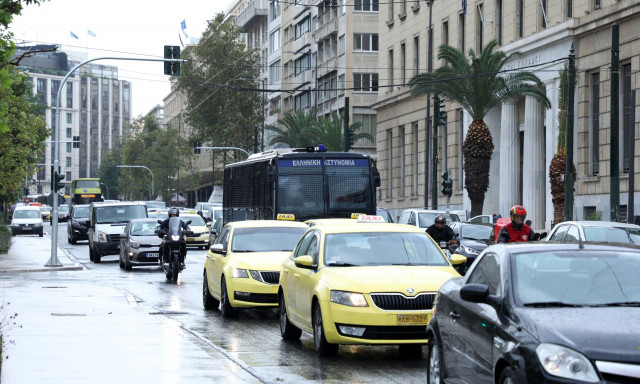 Καραμπόλα με έξι οχήματα στη λεωφόρο Βουλιαγμένης - Στο «κόκκινο» η κίνηση