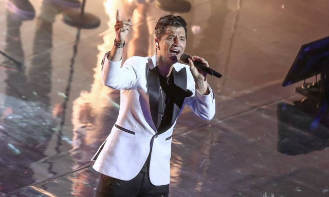 Σάκης Ρουβάς: Η πτώση του πάνω στη σκηνή που «πάγωσε» το κοινό - Δείτε το βίντεο