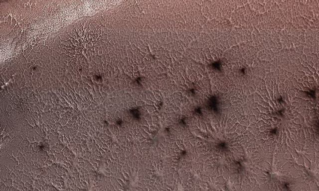 NASA: Πειράματα στη γη για τις μυστηριώδεις «αράχνες» του Κόκκινου Πλανήτη