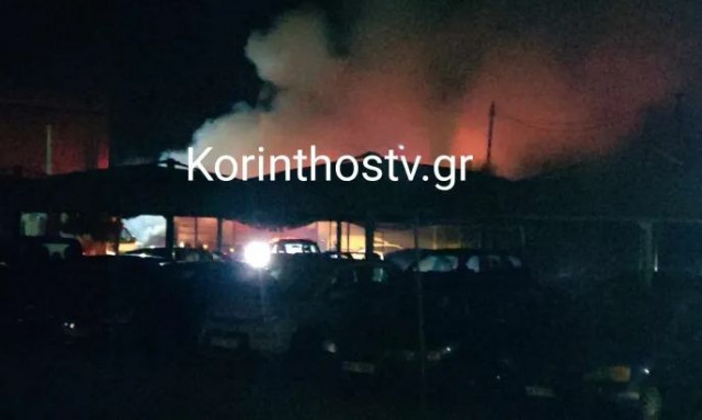 Κόρινθος: Αυτοκίνητα τυλίχθηκαν στις φλόγες σε χώρο στάθμευσης