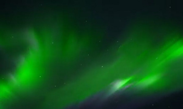 Μοιάζει με εφέ, αλλά δεν είναι: Άνδρας καταφέρνει να απαθανατίσει μοναδικά το Βόρειο Σέλας