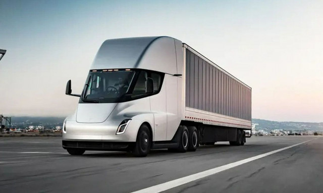 Φωτιά σε φορτηγό Tesla έκλεισε δρόμο για 15 ώρες!