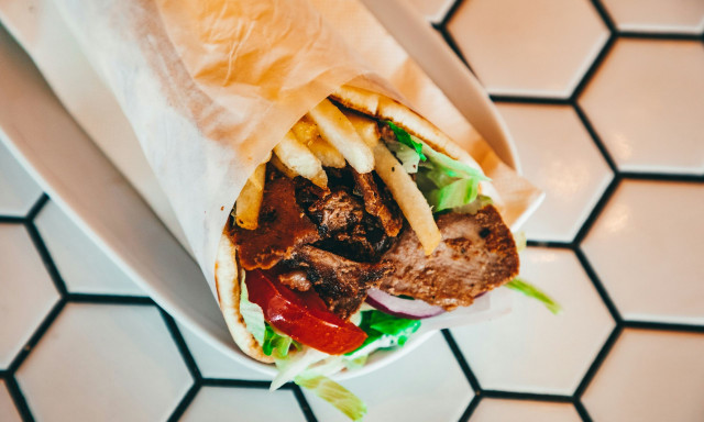 Σουβλάκι: «Ζαλίζει» η τιμή του - Θα φτάσει έως και... τα 5 ευρώ