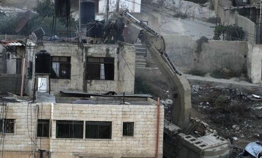 Associated Press: Ισραηλινοί στρατιώτες έριξαν πτώματα από στέγες στη Δυτική Όχθη