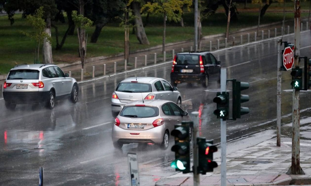 Καιρός: Ξαφνικές μπόρες «χτυπούν» με σφοδρότητα την χώρα - Πότε επιστρέφει το «καλοκαίρι»