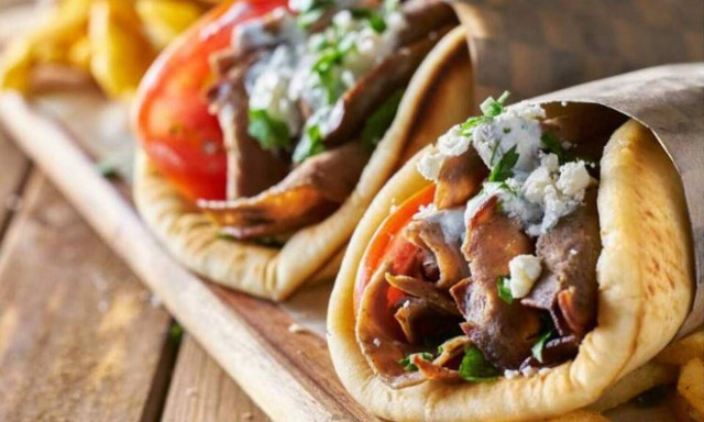 Ακρίβεια: Αυξήσεις «φωτιά» και στο σουβλάκι - Κοντά στα 5 ευρώ θα φτάσει το τυλιχτό