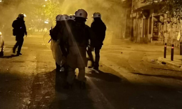 Επίθεση με μολότοφ σε διμοιρία των ΜΑΤ στα Εξάρχεια