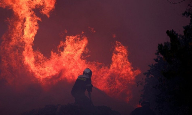 Ολονύχτια «μάχη» με τις φλόγες στην Κάρπαθο - Περιορίστηκε στον ΧΥΤΑ η φωτιά