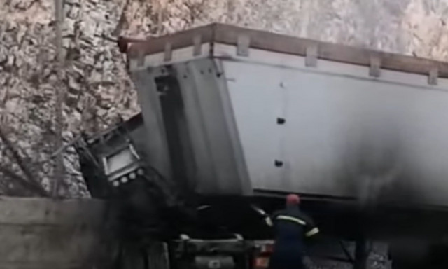 Τροχαίο ατύχημα στη Λάρισα: Oδηγός φορτηγού εγκλωβίστηκε στην καμπίνα