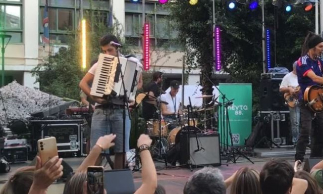 Συναυλιακός χώρος η Αθηνάς για την Ημέρα Χωρίς Αυτοκίνητο - Ξεσήκωσαν το πλήθος οι Locomondo