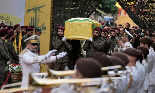 Χεζμπολάχ: Με στρατιωτικές τιμές και πλήθος κόσμου η κηδεία του Ιμπραήμ Ακίλ στη Βηρυτό